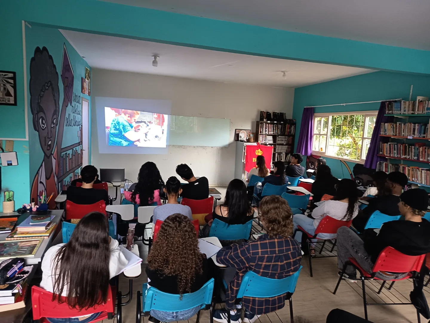 Aula do Cursinho Popular com estudantes na AMORABI