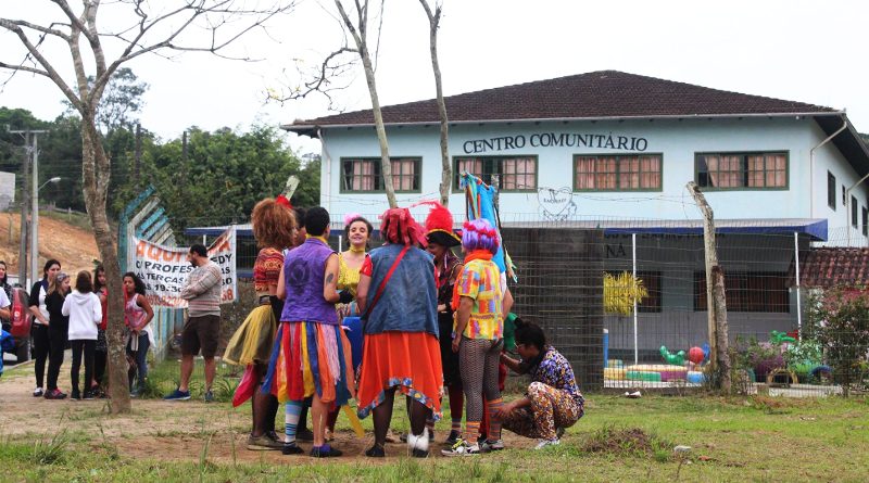 Atividade cultural em frente ao Centro Comunitário do Itinga