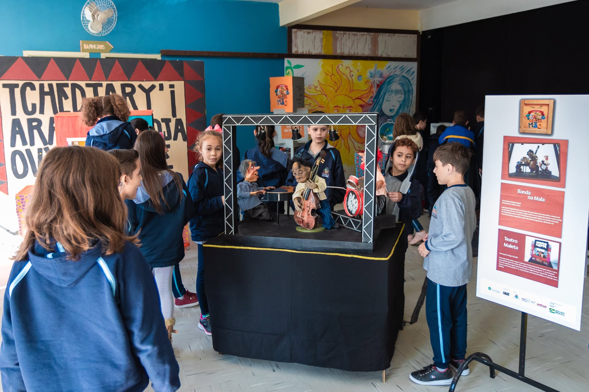Crianças participando de atividade cultural na AMORABI